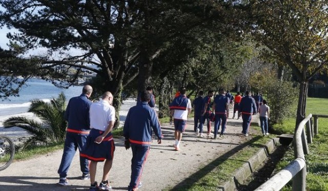 El Valencia realiza el tradicional paseo por Vigo antes del duelo en Balaídos