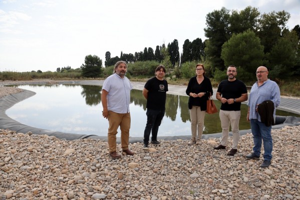 El agua de la nueva laguna artificial de la Desembocadura del Millars ya cubre 1.200 m2