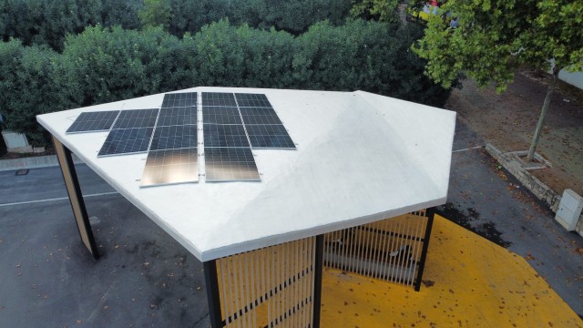 Ontinyent instala paneles solares en la parada del autobús para dar energía a la Biblioteca Sant Josep