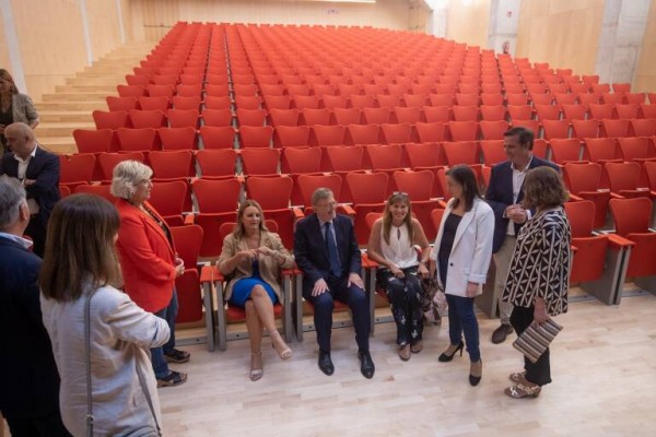 El auditorio del centro cultural de Benidorm se estrena con la presentación del libro de Fiestas