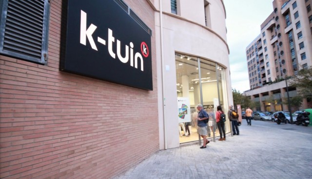 Cuatro hombres vestidos de Papá Noel atracan una tienda de Apple en Valencia