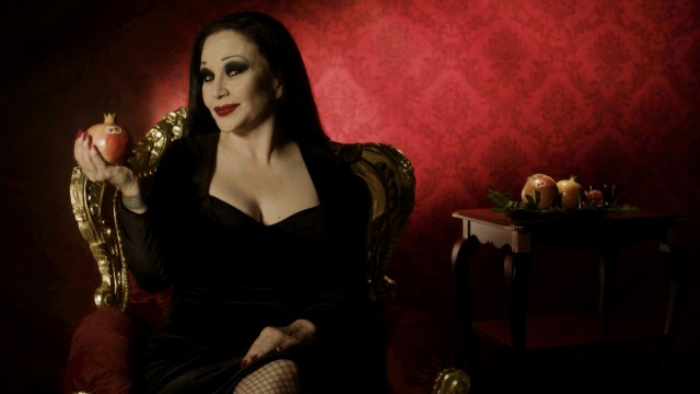 Alaska protagoniza una campaña de la granada mollar de Elche