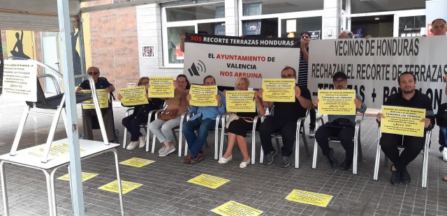 Hosteleros de la plaza Honduras y Blasco Ibáñez decretan una jornada de cierre de terrazas