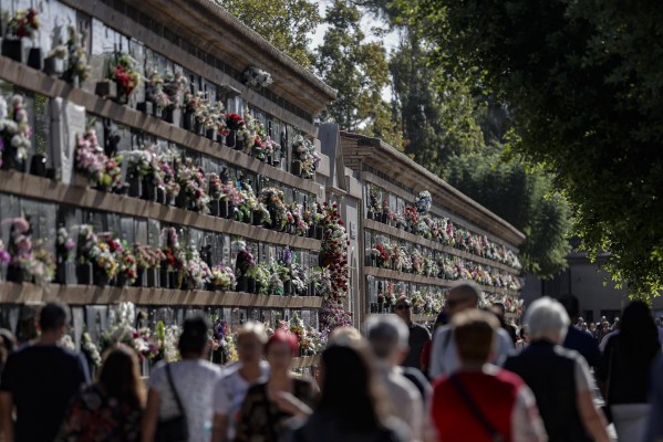 Visitas escalonadas a los cementerios en la festividad de Todos los Santos debido al puente
