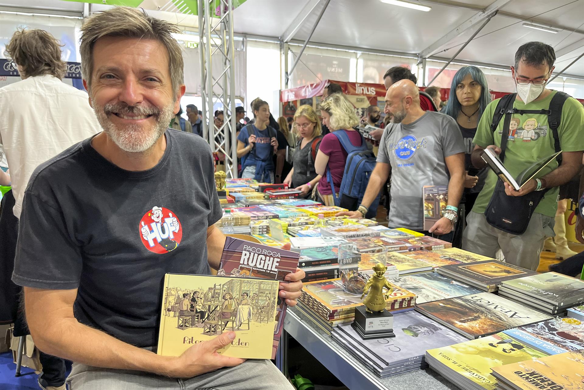 El ilustrador Paco Roca posa con dos de sus obras mientras firma ejemplares de su último libro 