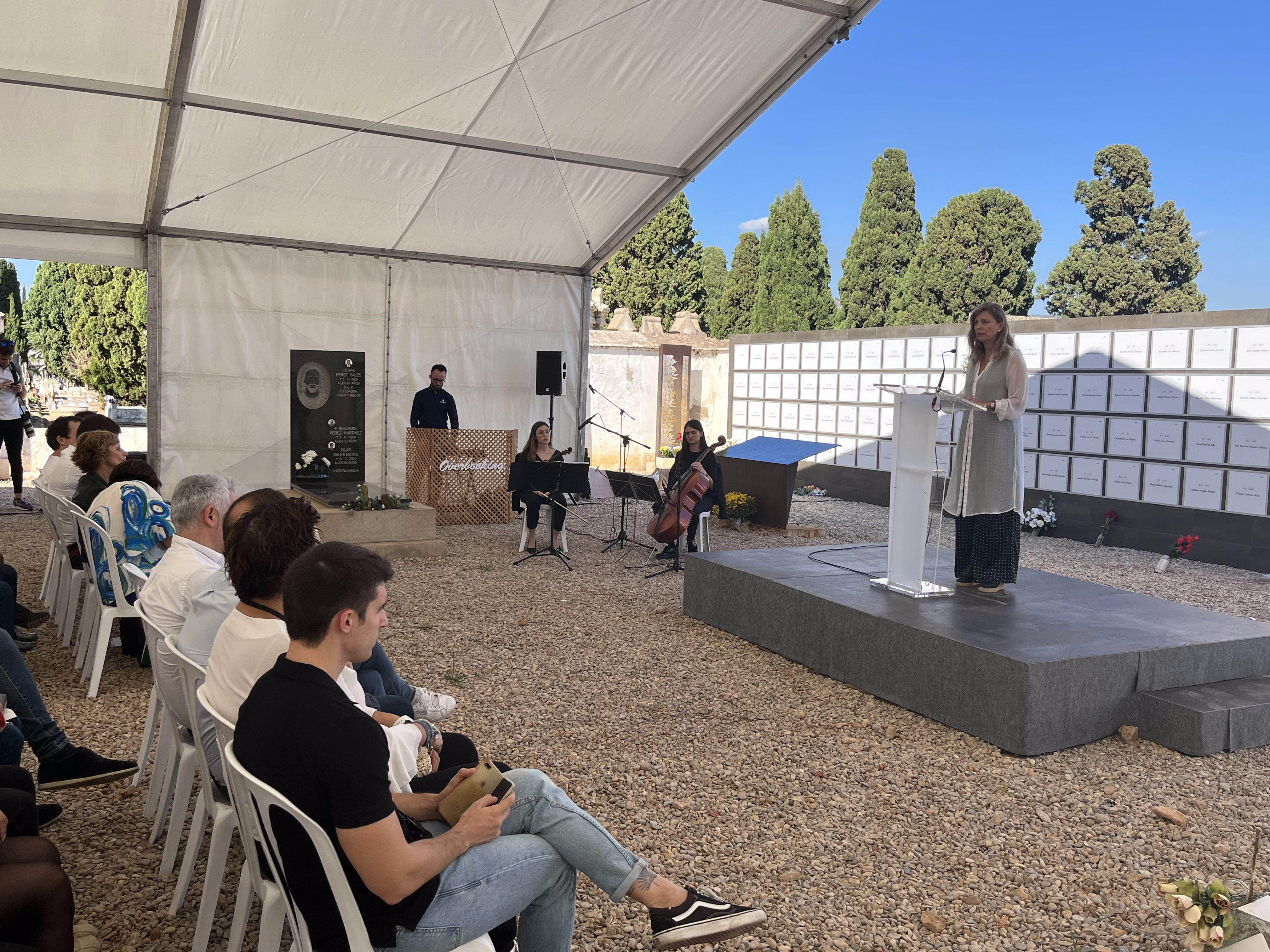 Castelló commemora Tots Sants al cementeri de San José on romanen les restes de 107 represaliats

