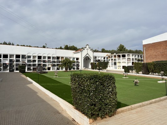 Vall d'Alba culmina los trabajos de rehabilitación del jardín y el parking del cementerio