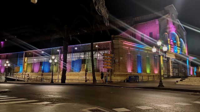 Alicante implanta nueva iluminación ornamental en el Mercado Central con motivo de su centenario