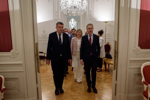 El tripartito retrasa por primera vez la ley de Acompañamiento por priorizar su reforma fiscal 