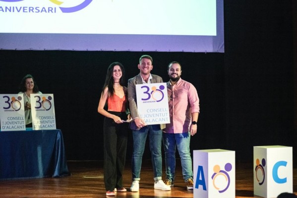 Literates se alza con el premio al fomento de la cultura escrita del Consell de la Joventut d'Alacant