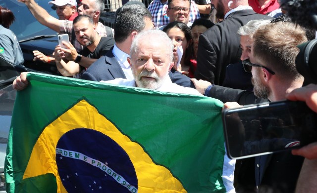 Lula gana las elecciones en Brasil con un estrecho margen sobre Bolsonaro