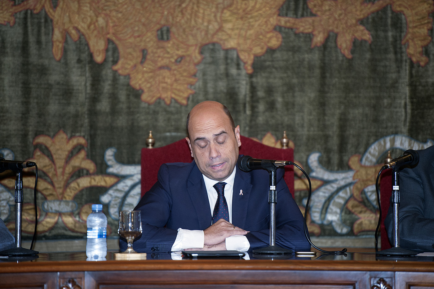 El alcalde de Alicante, Gabriel Echávarri, en un pleno. Foto RAFA MOLINA - 