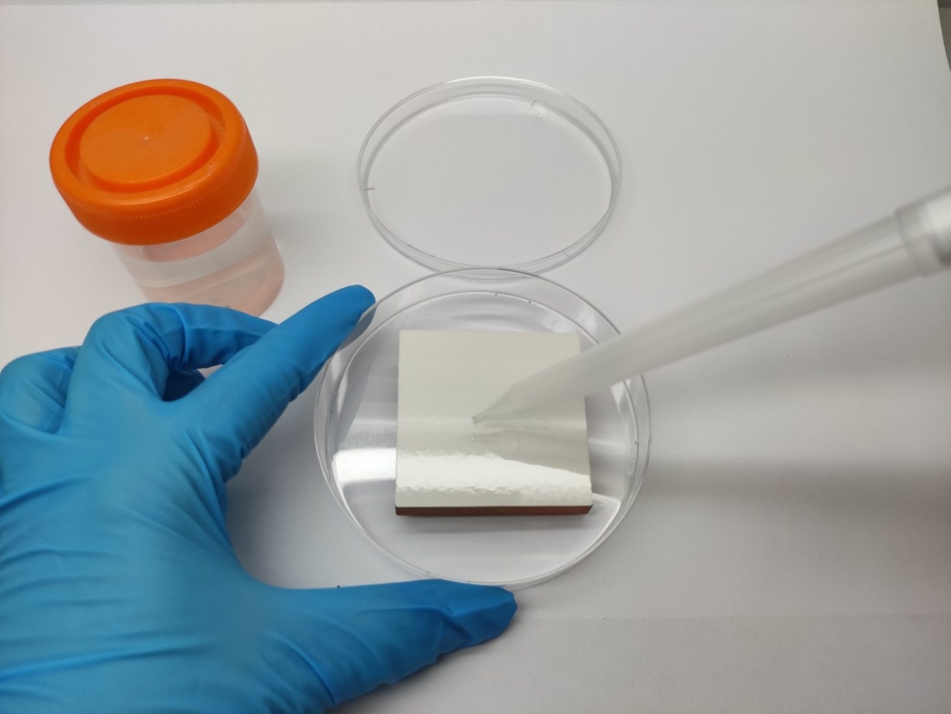 Investigadores de la UJI y el ITC-AICE profundizan en las superficies cerámicas con poder biocida