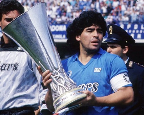 El Nápoles felicita el cumpleaños a Maradona
