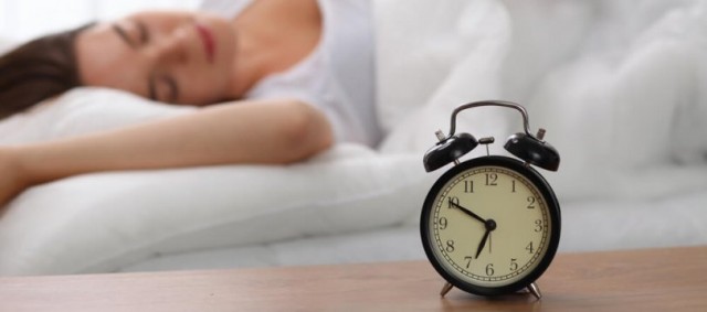 Especialistas recomiendan no cambiar los hábitos de sueño para compensar el cansancio asociado al cambio de hora