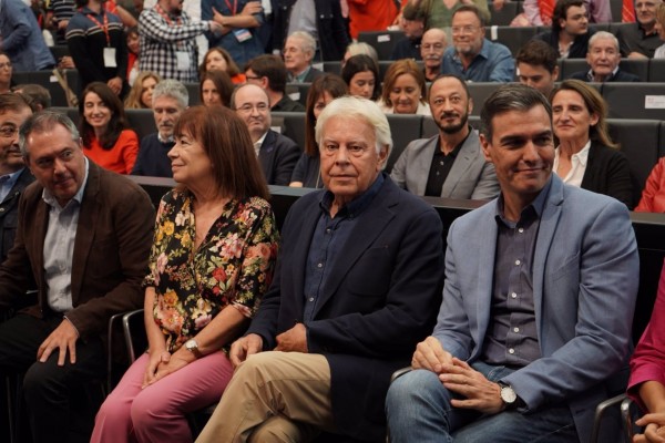 El PSOE revive el triunfo de González en 1982 con un auditorio lleno pero la ausencia de Guerra