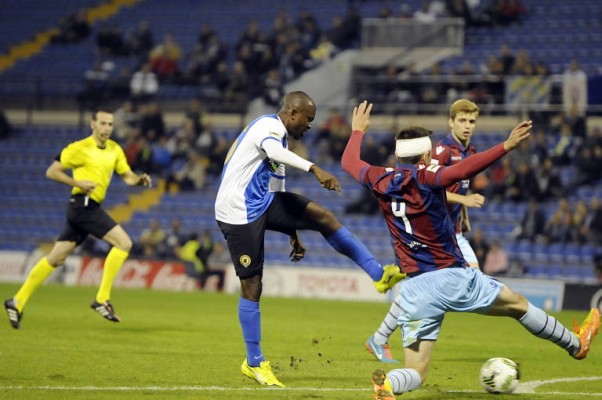 Omgba sufre un esguince de rodilla