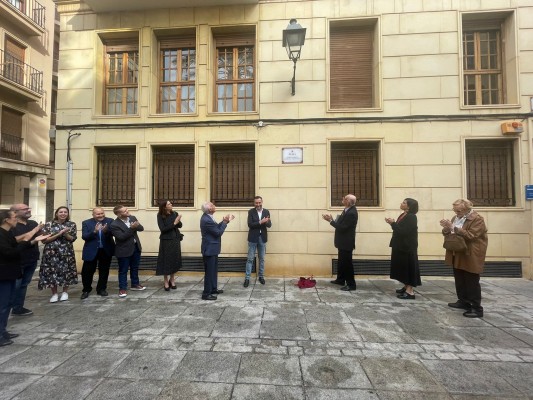 El Ayuntamiento de Elche homenajea con una plaza a la cineasta Gudie Lawaetz por difundir el Misteri
