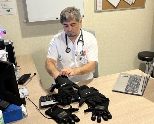 Ditengloves: los guantes alicantinos que usan IA para diagnosticar Parkinson y otras dolencias 