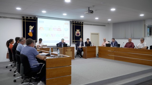 Canet celebra una audiencia pública para aclarar dudas sobre el edificio de 'la Piscina del cantó'

