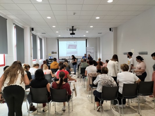  Cerca de 200 mujeres de 15 municipios reciben asesoramiento para emprender en cooperativa
