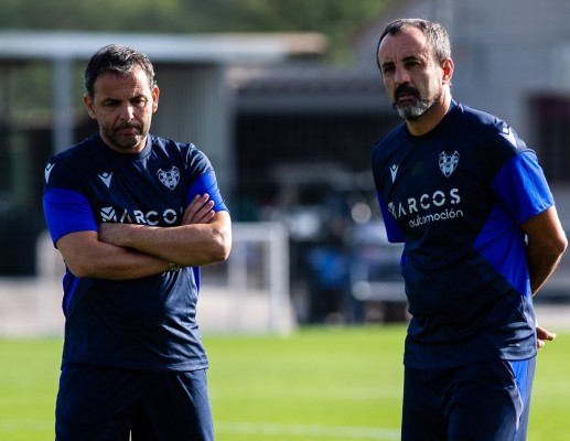 Calleja, obligado a mover el avispero