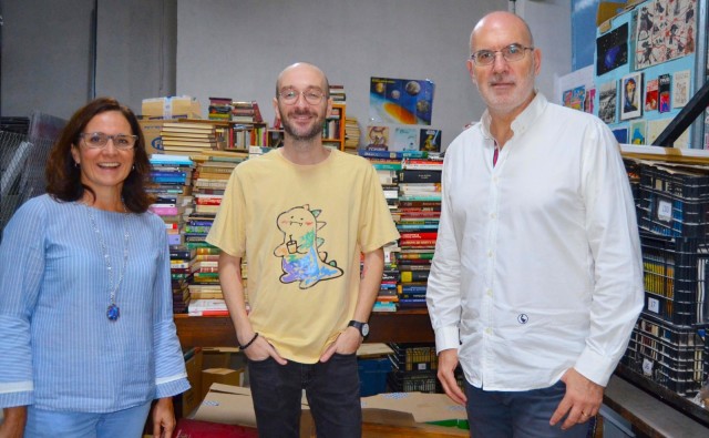 Alicante y la UTE de la limpieza donan 500 kilos de libros recogidos en el Ecopunto para fines sociales