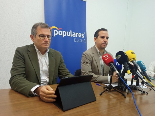 El archivo de las exhumaciones de Elche aún colea: el PP pide dimisión de la edil, el alcalde que se disculpen