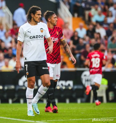 Cavani ya sabe lo que es marcar y derrotar al Barcelona
