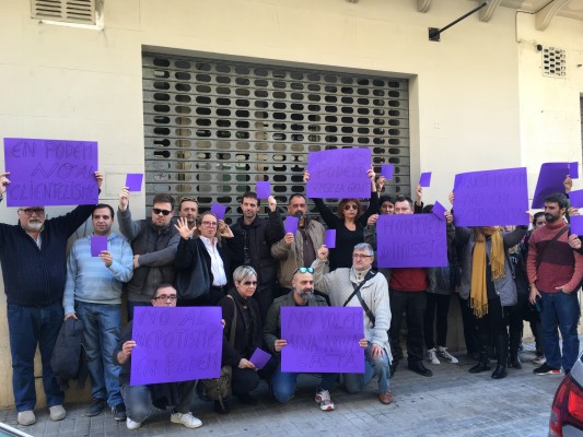 30 personas piden la dimisión de Montiel y de toda la dirección del partido ante la sede de Podemos