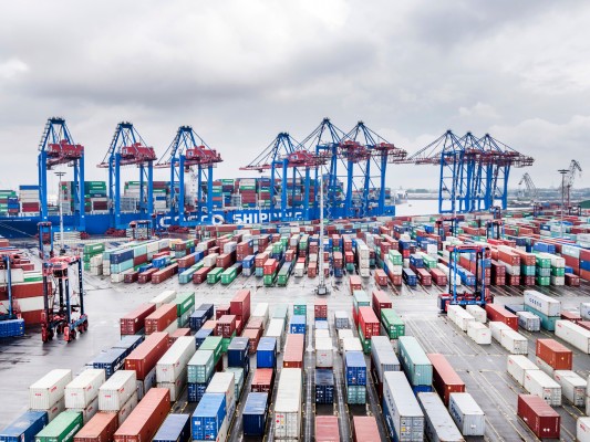La naviera china Cosco compra el 25% de una de las terminales del puerto de Hamburgo