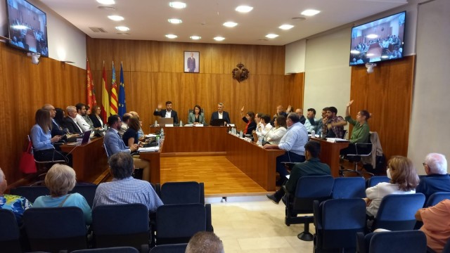 Cambiemos deja solo al bipartito, que aprueba el control de la asesoría jurídica gracias a Vox