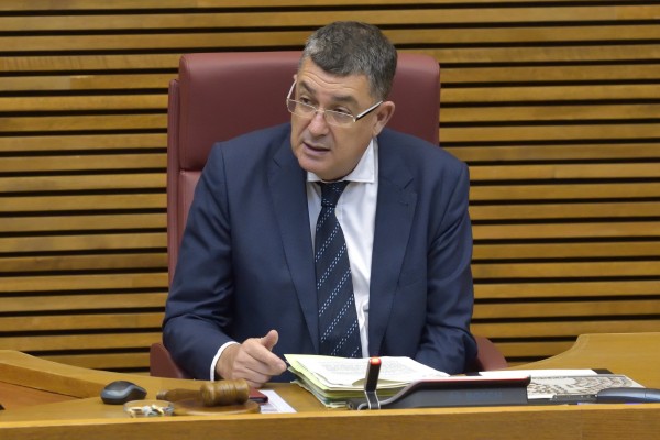 Los grupos de Les Corts reculan y frenan la subida salarial del 4% a los diputados