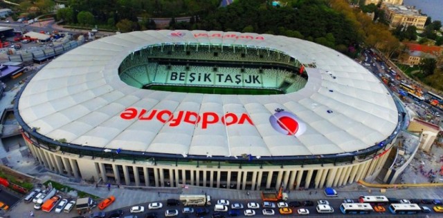 Una explosión siembra el pánico ante el estadio del Besiktas en Estambul