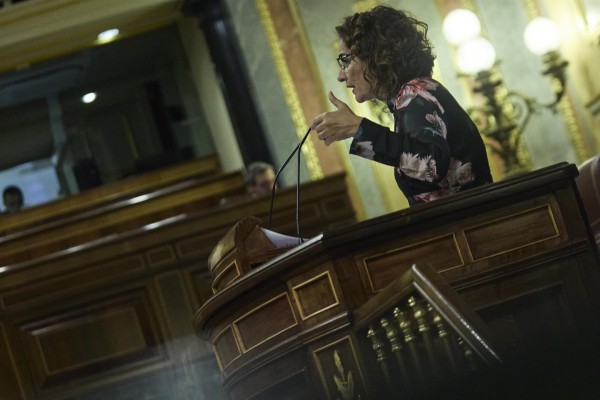 Montero se abre a negociar con ERC el carácter permanente de los impuestos a energéticas y banca