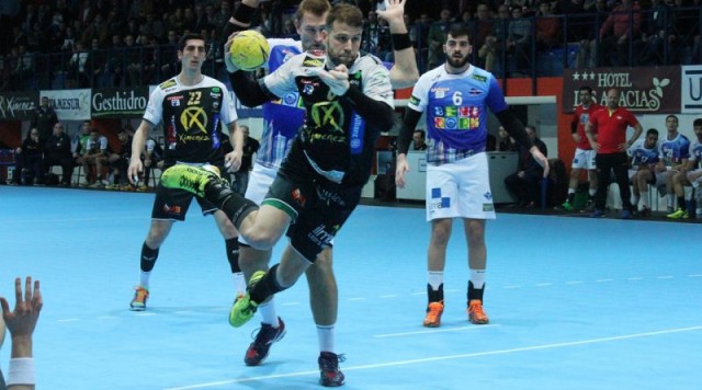 El Benidorm cae ante un rival directo