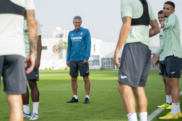 Setién conoce a su plantilla y dirige su primer entrenamiento
