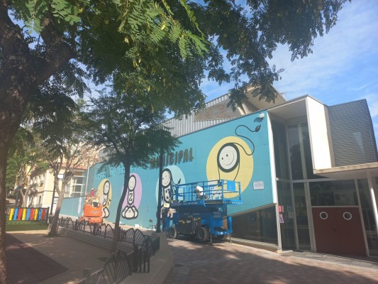 El dúo de artistas The London Police pinta en Alcantarilla su primer mural en España: arranca el 'Octubre Joven'