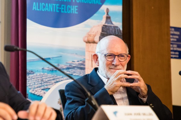 El catedrático Desantes recomienda el desarrollo del área Elche-Alicante para ganar en autonomía financiera 