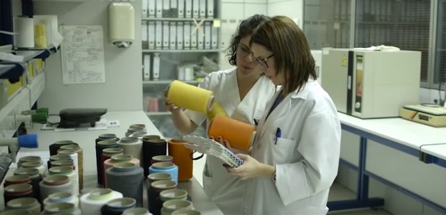 Hilaturas Ferre, la fábrica que convierte uniformes militares en mantas para refugiados