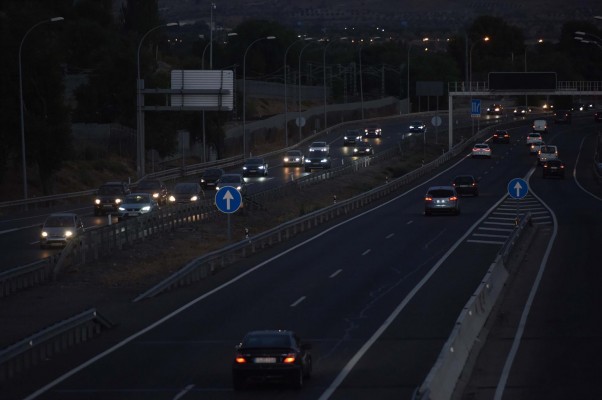 El Gobierno dedica 500 millones de euros a reducir a la mitad la factura de la luz de las carreteras