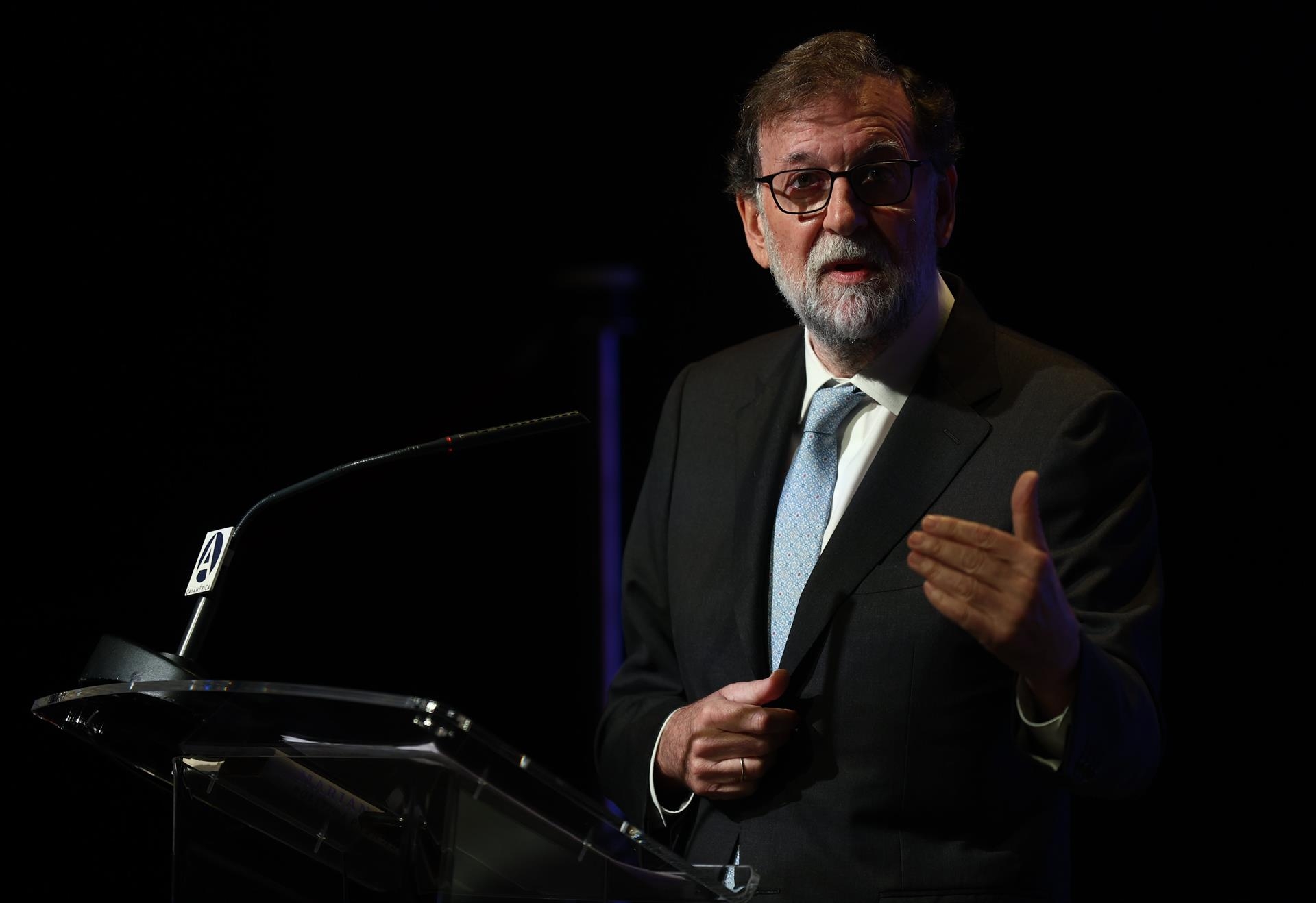 El expresidente del Gobierno Mariano Rajoy participa en la mesa ‘Política para adultos. La democracia liberal y los populismos’, en la Casa América, a 17 de octubre de 2022, en Madrid (España). La mesa sobre democracia liberal y populismos está enmar - 