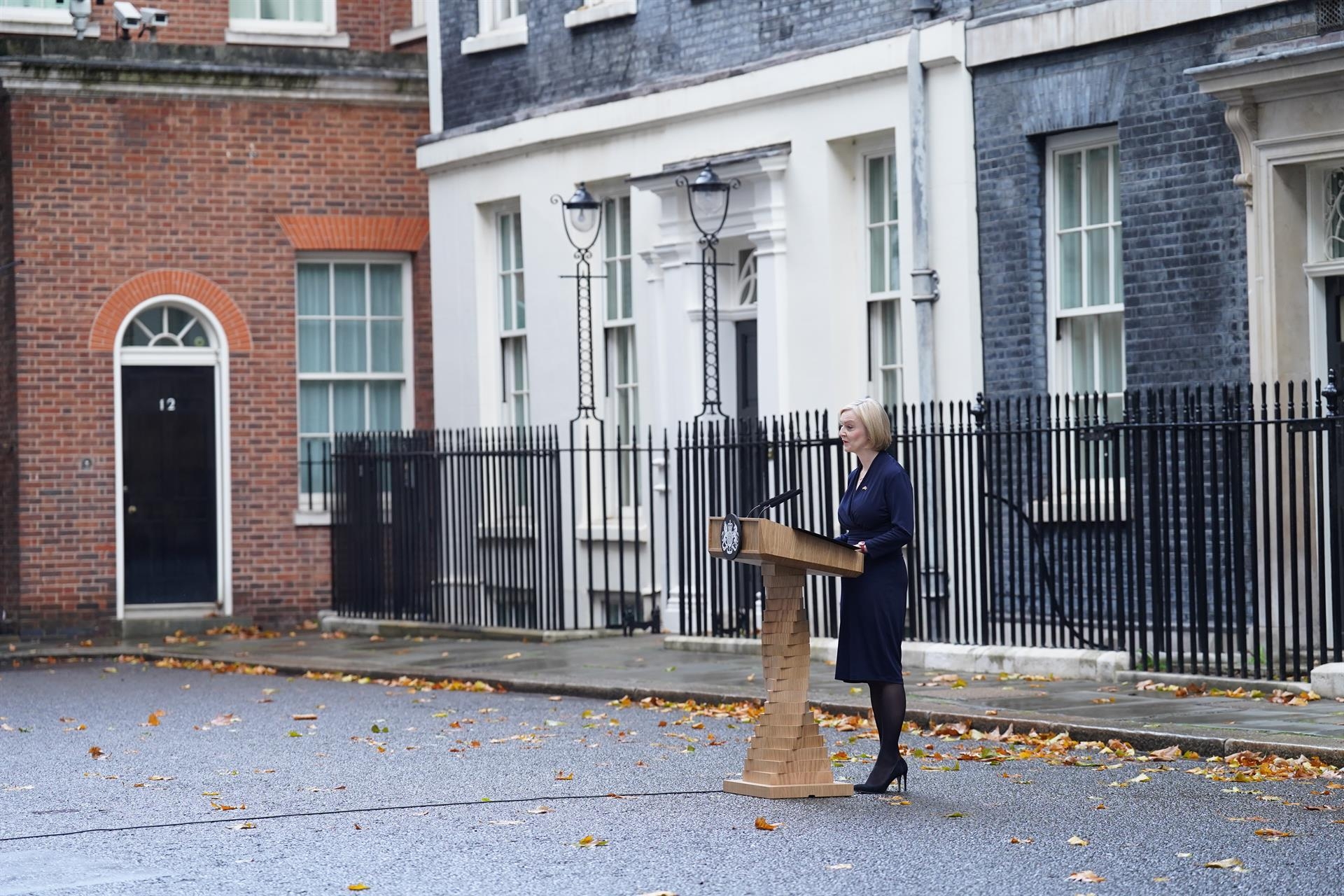 Truss se despide de Downing Street defendiendo las medidas 