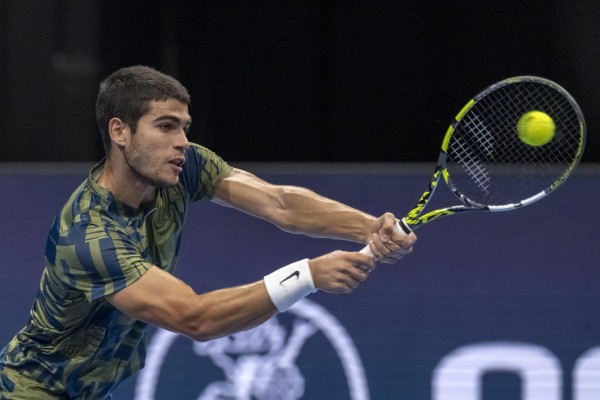 Alcaraz sufre y remonta para ganar a Draper y pasa a segunda ronda en Basilea, la ciudad de Federer