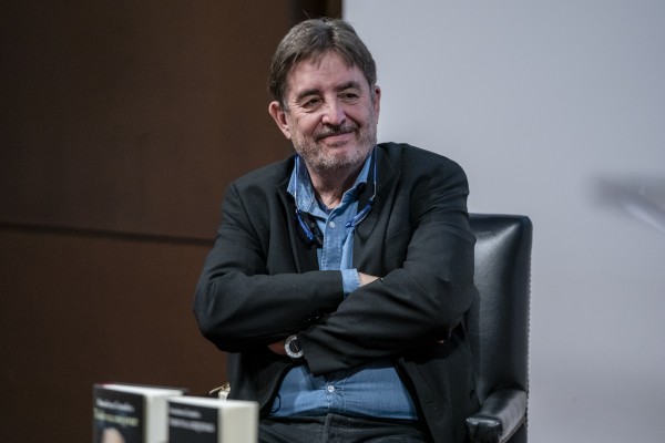 La visita más especial para la Botica del Libro: Luis García Montero inaugura 'su' biblioteca en José María Lapuerta