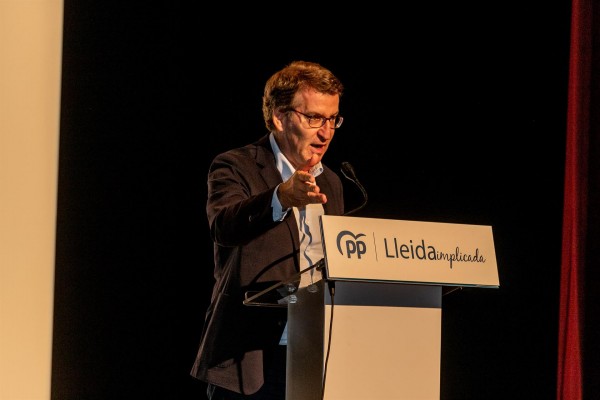 Feijóo propone ampliar la tarifa plana hasta los 35 años y acusa a Sánchez de 