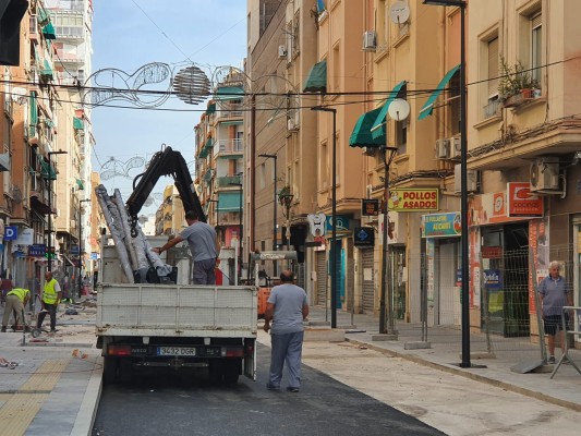 Alicante aborda la instalación de alumbrado en la reforma de San Mateo y reabre sus calles laterales