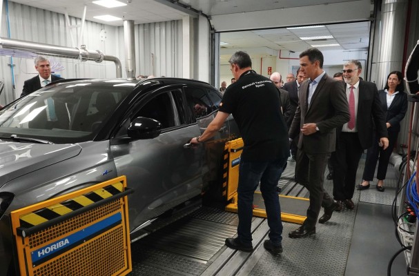 Sánchez promete hacer lo que esté en su mano para la llegada de proyectos como la factoría de Volkswagen