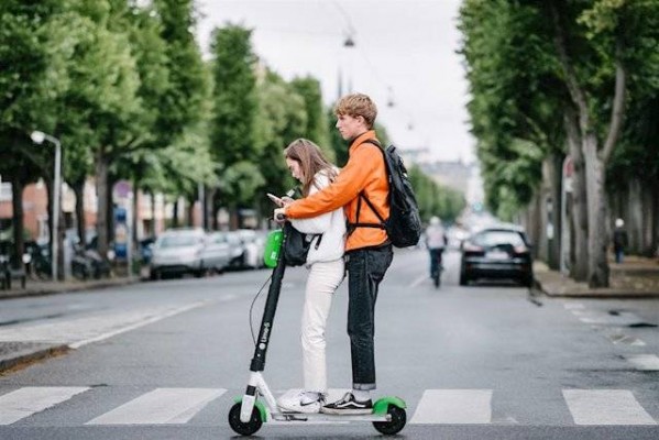 Así queda la ordenanza para los patinetes en l'Alfàs: sanciones de 500 euros por conducción temeraria