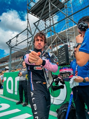 Alonso es sancionado con 30 segundos y sale de los puntos, Alpine reclama
